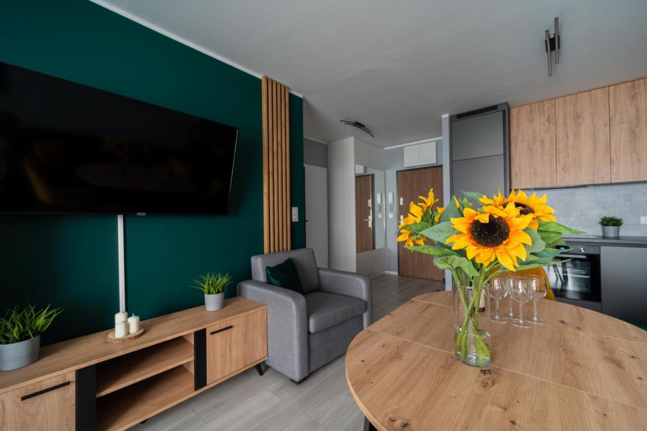Uroczy Apartament Obok Sky Towera Breslávia Exterior foto